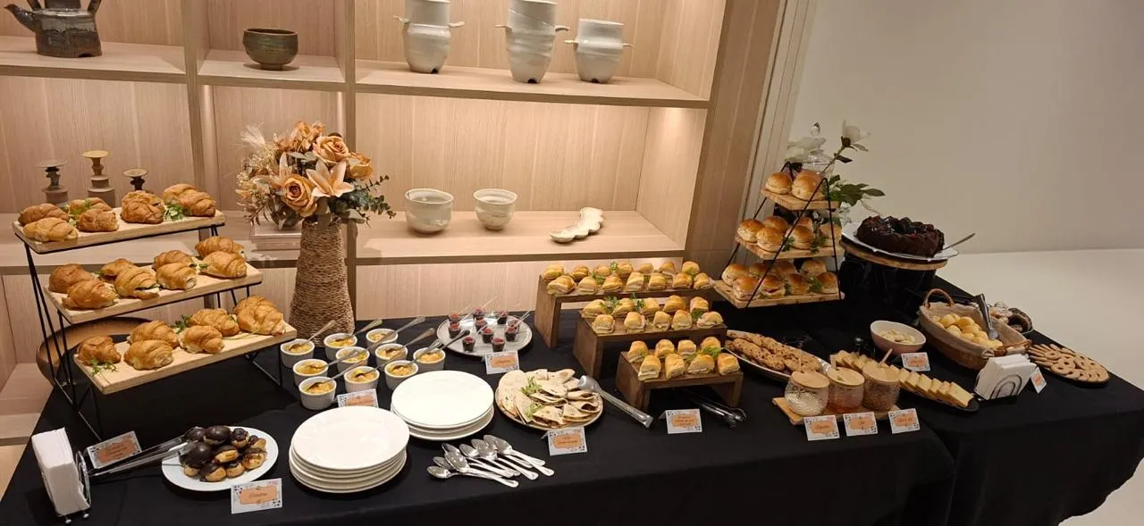 Welcome coffee com croissants, mini sanduíches e bolo